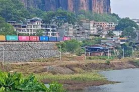 我常常觉得奇怪，湖南和广东明明相邻，在冬天时温度差别天上地下，湖南人冬天瑟瑟发抖时，广东人竟然还在穿短袖。为什么呢？是因为南岭山脉阻挡了冷空气的南下，南岭既是广东与湖南江西的分界线，也是长江水系与珠江水系的分界线，又是南亚热带与中亚热带的分界线，还是两广丘陵与江南丘陵的分界线……这也解释了，为什么很多人到了到了广东之后，气候与人文为之一新的原因了。#广东的冬天 #坪石 #广东 #韶关#旅行推荐官视频封面