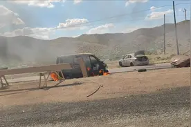 烧了十几辆车，高压⚡电线杆都倒了，这是得多大的事故视频封面