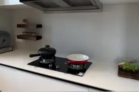 替大家试过了，厨房不做高低台，上下同色的厨房，真的很巴适。#厨房装修 #厨房 #装修细节 #橱柜颜色搭配 #上下同色橱柜