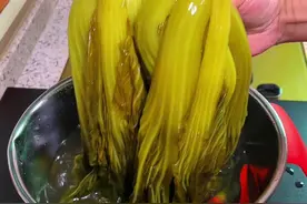 小时候妈妈常常做这个酸菜吃，在那个没有肉吃的年代，它算得上是人间美味了，非常的下饭#人间烟火 #下饭菜 #酸菜的腌制方法 #小时候味道视频封面