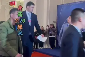 一直认为#姚明 身高没人超越的，今天看完这才发现，原来比他高的还有几位，让我们看看都有谁吧，来自12位身高超2米以上的巨人，最后一位高达2.42厘米，成为世界第一人#张俊才