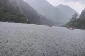 #飞鱼谷漂流 这就是传说中的飞鱼谷漂流，跟在人工湖划船一样