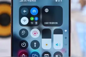 解决iPhone双卡用户烦恼！ 控制中心一键切换主副卡数据，4G/5G也能随心换，很是方便#ios18 #iphone #iphone双卡视频封面