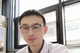 手术台多高，主刀说了算。熬成主刀，1米85的我，终于不用弯着腰做手术了。视频封面