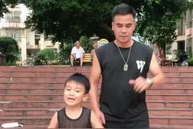 接儿子放学后，他要跟爸爸跳一段舞蹈。还真有模有样#宝爸带娃 #陪你长大 #爱与责任 #记录真实生活