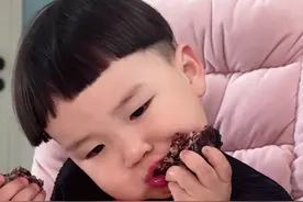一顿饭解锁一个新技能 #人类幼崽的迷惑行为 #萌宝小吃货 #宝宝吃饭 #90后带娃 #亲子日常视频封面