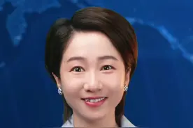雷军，中国首富 #雷军一度登顶中国首富  小米市值突破1.4万亿。雷军，应该是公众形象最好的首富。网友说，有一种身边熟人当首富的感觉。当你看到他在小米食堂排队打饭，在直播间用塑料英语自嘲，在工厂流水线上拧螺丝，在微博回复用户吐槽时，你会突然明白——这个首富，不太一样。#雷军 #小米 #中国首富视频封面