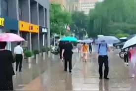 #暴雨  北京市气象台7月21日15时00分升级发布暴雨黄色预警信号。这次降水过程有多强？当前做了哪些应急防汛措施？来听气象专家和应急指挥中心的解读→视频封面