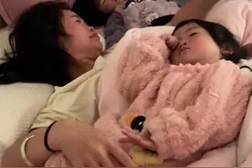 二姑姐的俩宝贝白天挺乖的不哭闹，就是到晚上睡觉就开始找妈妈了，姐姐还好上幼儿园了懂事了好多，就是小胖妹从出生就没有离开过她妈妈，天黑就到处找妈妈视频封面