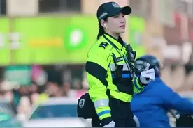 连续的加班让美女交警看上去真的是累了，该休息休息了。#平安守护 #青春 #正能量视频封面