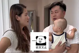 爸爸抱娃什么都不能做，妈妈却可以……