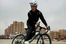 公路车学好这动作走遍天下都不怕 公路车双轮跳技巧教学，学好了以后遇到障碍都不怕了。轻松通过，还能炫技，你学会了吗？评论区告诉我你还想学什么？#自行车技巧 #骑行 #公路车运动 #创作者中心 #创作灵感视频封面