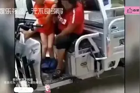 盘点熊孩子作死场面，把别人手机扔火锅里，你能忍到第几个视频封面