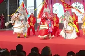 江西抗战，永载史册！在那烽火连天的岁月，江西这片红色的土地，为抗战付出了巨大的牺牲。无数的江西英雄儿女，为了保卫祖国，血染赣江。他们告别亲人，奔赴战场，用血肉之躯筑起坚不可摧的长城。每一寸土地都浸染着他们的热血，每一段历史都铭刻着他们的英勇。他们是无畏的战士，是民族的脊梁！我们不能忘记，那惨烈的战斗，那坚定的信念。江西抗战，应当被人们永远记住！让我们致敬所有的江西抗战英雄，传承他们的精神，铭记历史，砥砺前行！#江西抗战 #抗战英雄 #致敬先烈 #上热门 #贺荣真@客家山歌大家唱