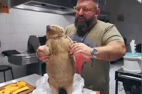 俄罗斯老哥搞的火腿烤土拨鼠 看着很有食欲#美食 #抖音美食