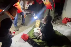 他们流走在城市的各个角落，拖着几件衣服的行李，徘徊、流浪