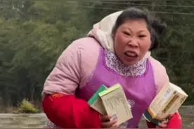 妈妈用小小的肩膀托举着燕琴去生活，允许她在自己的世界里慢慢成长，现如今燕琴已经懂得如何照顾妈妈，希望她以后也能学会照顾自己#记录真实生活 #农村生活 #我的乡村生活 #新农人计划