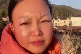 你们听说了吗？辽宁有个小伙子才24岁，因为头疼去做了检查，结果被查出来，脑袋里面长了一个肿瘤，已经是晚期了。小伙子绝望的在医院的走廊里，发呆了很久，然后昏昏沉沉的坐上了公交，准备回家了！一个大妈发现这个小伙子精神状态不好，眼睛也睁不开，就急忙把座位让给了小伙子。谁知道，旁边有个大爷不乐意了，觉得自己等半天，都没人给自己让座，却给一个年轻人让座！于是，他直接指着小伙子骂道：“现在的年轻人真是不知道羞耻，这些座位就应该给岁数大的人坐。你们年纪轻轻的，父母是怎么教育你们的？不懂得尊老爱幼吗？小伙子听了后，慢慢的抬起头，有气无力的说道：大爷，我头疼得受不了了！这个大爷听了更生气，又骂道：你别装了，这头疼装得倒是挺像的，可怜兮兮的样子。你马上给我起来，我站了半天，都没有人给我让座，我的腿还疼呢，我也想坐下来歇会儿。这小伙子难受得，都说不出话了，头也抬不起来！这大爷看小伙子不理他，于是暴跳如雷，随手就给了两个耳光！还骂道：我替你爹妈教育教育你，教你怎么做人。这小伙子本来就受到了精神打击，晕乎乎的，这下又被打了两个耳光，突然就昏倒在了公交车上。大爷看到小伙子倒下了，还在骂骂咧咧的！但是，车上的其他人，发现情况不对，叫来了救护车。可惜，小伙子再也没有醒过来了。小伙子的家属把大爷告上了法庭，要求大爷赔偿一百五十万。如果你们看到这里了，麻烦你们用你那发财的小手，把右边这一排点亮一下，点个加号。让我们一起来支持小伙子的家属好吗？你们觉得这大爷，该不该赔偿这一百五十万呢？#情感共鸣 #农村齐齐 @齐齐姐³⁶⁹