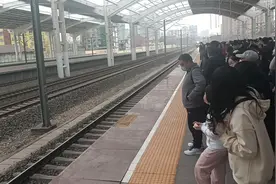 我乘坐的T42进保定站了#绿皮火车 #列车的终点就是幸福的起点