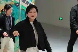 贾玲，为一部电影而牺牲自己的人，先增肥后减肥，最后她成功了，一部《热辣滚烫》给大家带来多少欢乐！