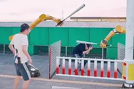 人行横道闯红灯的下场，这机器人是真揍啊！ #搞笑视频#搞笑配音#搞笑视频封面