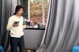 今天姐姐就要出发去汕头工厂了，还记得姐姐上次带我去工厂，教社会经验，教我人情世故，现在要自己独当一面了心里还有点小紧张。姐姐把两个孩子放心的交给我，那我肯定得给她带的服服帖帖的#洪梅😍😍 #日常vlog #小姨带娃记视频封面