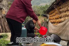 看完这个视频你们还不会做油辣椒只把肉带来我帮你做咯😂😂😂#记录我的生活 #秘制辣椒油 #腊肉油辣椒的做法 #新农人计划2024 #无辣不欢