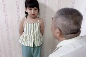 爸爸妈妈教育孩子，爷爷从来不插手，每次都是事后耐心的引导孩子 #萌娃 #教育孩子