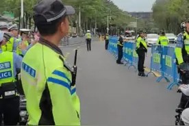 2025刀郎全国巡回演唱会深圳站 广东省公安厅，深圳市公安局，深圳市反恐特警，特种部队，深圳交警，深圳消防，深圳文旅多维度，全方位，无死角护航山歌；被公安部授予战狼突击队的深圳特警，国家特种部队蛟龙突击队，深圳公安多多兵种多警力以及商业安保公司为山歌提供一级安保；#围观 #执勤