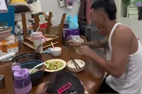自闭症哥哥情绪真的没有你看到的那么好， 现在感觉有自虐的行为了，尤其每次打他，那种又哭又笑真的挺让我害怕的#每天都记录我的真实生活日常视频封面