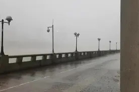 狂风暴雨电闪雷鸣 ，广州天在哭，人流泪天变了！视频封面