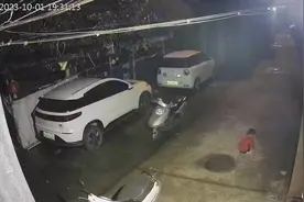 小孩子独自放烟花，手拿烟花放在地方放太危险了。