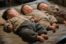 三个小可爱又偷西瓜吃了#童年 #一起长大一起玩耍 #乡村味道 #治愈系