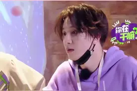 杨超越吃完饭用衣服擦手，震惊薛之谦，忙大声制止！#我在抖音看综艺 #杨超越薛之谦 #娱乐搞笑