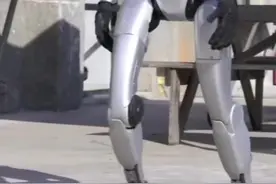 王兴兴：硬件相对好解决 ，如果当下有比较强的通用型AI，年底就能产10万个人形机器人#王兴兴 #宇树科技 #ai #机器人视频封面