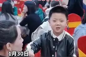 小男孩吃席遇见语文老师，被老师现场抽查背诵！网友：椅套要被扣烂了！吃席？瞬间不香了……视频封面