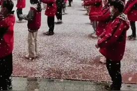 2月24日，山西太原。小学生冒雪做课间操引争议，教育局：会和学校沟通，及时调整。视频封面