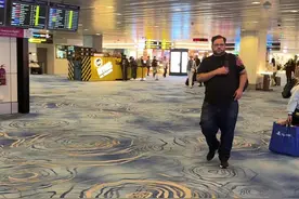 老乡们你们来新加坡旅行还是上班、到了机场可以买电话卡便宜#出国打工视频封面