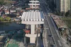 宁慈城际铁路是连接宁波主城与北部副城的骨干线路 线路概况：南起宁波市江北区孔浦站，与宁波轨道交通2号线孔浦站换乘，北止于慈溪市高铁站，与通苏嘉甬高铁换乘。线路全长约63.6公里，设13座车站，平均站间距5.23公里，设慈溪车辆段1座及客运北停车场1座。   - 站点设置：沿线站点包括慈溪高铁站、坎墩站、潮塘站、新城大道站、大学城站、观附站、观海卫站、掌起站、龙山站、九龙湖站、九龙大道站、永茂西路站、华业街站、孔浦站等。   - 设计时速：采用目标速度为160公里/小时的市域A型车，从江北孔浦至慈溪高铁站预计最快可在45分钟以内到达。   - 建设进展：2022年11月，宁慈线新城大道站顺利实现节点开工。截至2024年10月27日，13座车站累计开工建设12座，4座车站主体结构封顶，3座山岭隧道全部贯通，计划于2026年通车。   - 线路意义：将加快形成宁波市域内30分钟、都市圈内部1小时交通圈，开启慈溪与宁波主城“同城通勤”新时代，带动宁波中心城区与北部副城的快速直达联系，为沿线居民和就业人员提供便捷的通勤服务，支撑城市空间向北拓展。视频封面