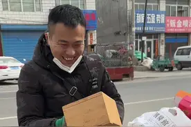 废品堆里翻出的木头盒子，还挺精致，打开一看还装着好东西，意外的惊喜#夫妻对话 #爱工作爱生活 #我的生活日记 @是小阳视频封面