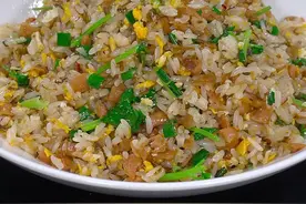 你可要看好了，以后家里吃不完的剩米饭你可千万别丢了，你就像我这么做，做个外婆菜炒饭，越吃越香，一吃就停不下来#外婆菜炒饭