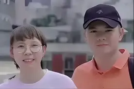 朱雨玲与男友朱林峰及家里人的合照中，男友是小胖好友，两人有夫妻相。       朱雨玲父母事业成功，她是富二代。生病后仍重返赛场逐冠军梦，全凭对乒乓球的热爱，堪称励志典范。      #国乒朱雨玲