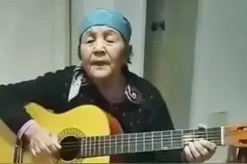 老奶奶简单淳朴的歌词表达了心声 用歌声表达了那时候的情感，歌词让我落泪了#唱出故事唱出心声 愿天下的老人们都老有所依 #视频封面