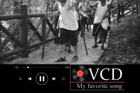 仁寿地处深丘，山高石头多，石头便成为仁寿最好的建筑材料。很多年前，仁寿的石匠们开山凿石造屋、起坟、修渠、筑堰、垒坝……但仁寿道路崎岖，搬运便成一大难题。于是，仁寿抬工便应运而生。抬工的队形，由2人发展到多人，最多可达128人。   抬工号子的内容，涉及日常生活方方面面，歌词简短，言简意赅，或叙事，或说理，或抒情，极大众化，口语化，俚俗化。每一曲抬工号子，都是一章章喻世明言，一章章醒世恒言，一章章警世通言，不仅生动形象，而且诙谐幽默，歌者百唱不倦，听者百听不厌，令人拍案称奇。   每当抬工号子声在旷野山间吼喊，常常可以见到抬工队伍旁边或后面，紧紧跟着一群小男孩儿：孩子们跟着跑，跟着跳，跟着笑，跟着闹，跟着歌，跟着唱，跟着吼，跟着喊。这些少不更事的孩子们，就是二十年后一个个新一代的抬工。抬工号子，就是这样，一代又一代，薪火相传。#仁寿熊哥#抬工号子#非物质文化遗产  视频封面