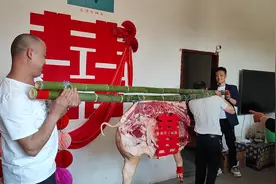 新郎新娘离的近还是有好处@#结婚 #抖音小助手