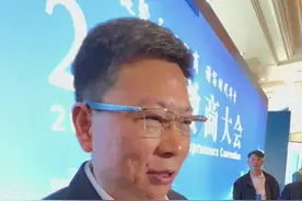 #2025徽商大会#华为余承东：可以看到安徽的经济的发展非常快。这两年正好我负责的一些业务跟咱们安徽这边有很多的合作，感受到咱们这边的政府的办事效率非常高，非常有拼搏精神，进取精神很强。尤其在新能源汽车领域，安徽走到了全国的很多城市的前列。（908记者戴红莲）视频封面
