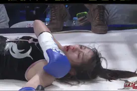 日本武打女星长相甜美，来华嚣张踢馆，被鄂美蝶飞膝KO昏迷不醒 #女子格斗 #格斗 #拳击 @