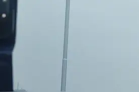 参加天安门升旗仪式感受在我的心中，一直有一个强烈的愿望，那就是去北京天安门广场观看一次神圣而庄严的升旗仪式。终于，这个愿望今天实现了，这次经历也成为了我一生中难以忘怀的记忆。为了能够占到一个好位置，我凌晨三四点，我就迫不及待地起床，匆匆洗漱完毕后，便朝着天安门广场赶去。当我到达广场时，天色还是一片漆黑，但广场上已经聚集了很多人。大家来自五湖四海，有着不同的年龄、性别和职业，但此刻都怀着同样一颗崇敬和激动的心。我站在人群中，感受着周围的氛围，心中的期待愈发强烈。等待的过程是漫长的，但没有人抱怨，也没有人表现出丝毫的不耐烦。大家都静静地站在那里，目光时不时地望向天安门城楼的方向。终于，东方的天空开始泛起了鱼肚白，渐渐地，一抹红色的霞光出现在天边。此时，广场上的气氛变得更加紧张和庄重，所有人都知道，激动人心的时刻即将到来。随着雄壮的国歌奏响，国旗护卫队迈着整齐有力的步伐，从天安门城楼走出。他们的步伐坚定而豪迈，身姿挺拔而威武。那一刻，整个广场仿佛都凝固了，只有护卫队整齐的脚步声和激昂的国歌声在空气中回荡。当国旗在国歌的旋律中缓缓升起，我的心中涌起了一股无法言喻的激动和自豪。我注视着那面鲜艳的五星红旗在晨曦中迎风飘扬，泪水不由自主地模糊了双眼。在那一刻，我深深地感受到了国旗的神圣和伟大。它不仅仅是一块布料，更是我们国家的象征，是无数先烈用鲜血和生命换来的。看着国旗在风中飘扬，我仿佛看到了我们国家经历的风风雨雨，看到了无数中华儿女为了国家的繁荣富强而不懈奋斗的身影。国歌奏毕，升旗仪式结束，但广场上的人们却久久不愿离去。大家都沉浸在刚才那庄严肃穆的氛围中，心中充满了对祖国的热爱和敬意。我也站在那里，思绪万千。回想起自己成长的过程，祖国给予了我们太多太多。我们生活在一个和平、稳定、繁荣的国家，能够自由地追求梦想，享受幸福的生活，这一切都离不开祖国的强大和庇护！