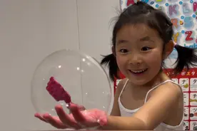这不是魔法，日本棒棒糖泡澡还能吹泡泡！ 你们猜这个泡澡水是什么味道的？
#脑洞大开 #奇葩设计 #日本生活 #海外生活 #泡澡球