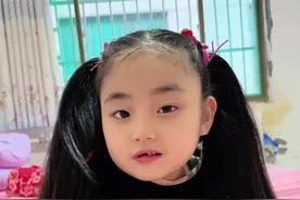 我是一名基因雷特综合征孩子的妈妈，我的孩子6岁了，是个不会说话、不会走路、不会用手、智力也不怎么好的孩子。她出生百天后就被亲戚看出来异常，但又害怕我伤心一直不敢告诉我，直到十个月发现她不随意运动、睡眠障碍、被确诊全面发育落后，做了四个月康复训练没有任何进展并发现语言和智力倒退，做了基因检测确诊雷特综合征！做了将近 2年康复，发现她退化的速度远远大于她进步的速度，她从最开始的会坐、会站、会爬、能听懂简单的指令、手能拿的起奶瓶、到后来连坐也坐不了、手也失用了，无奈带她回了老家，回老家后我们一直康复训练，每天如此，她现在也能自己独坐了，虽然进步不大，但我相信每天努力一点点相信我的女儿会越来越好！#特殊孩子的生活日常 #记录真实生活 #雷特综合征 #正能量